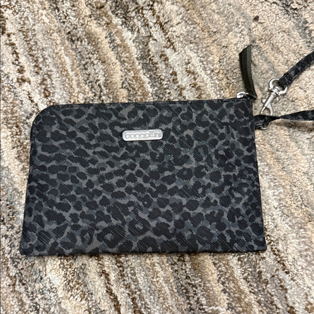 Baggallini Gray Leopard Wristlet RFID
